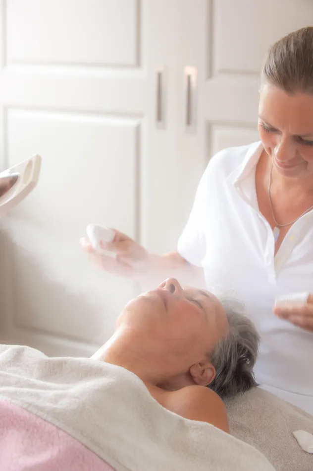Gezichtsbehandeling met stoom in de salon