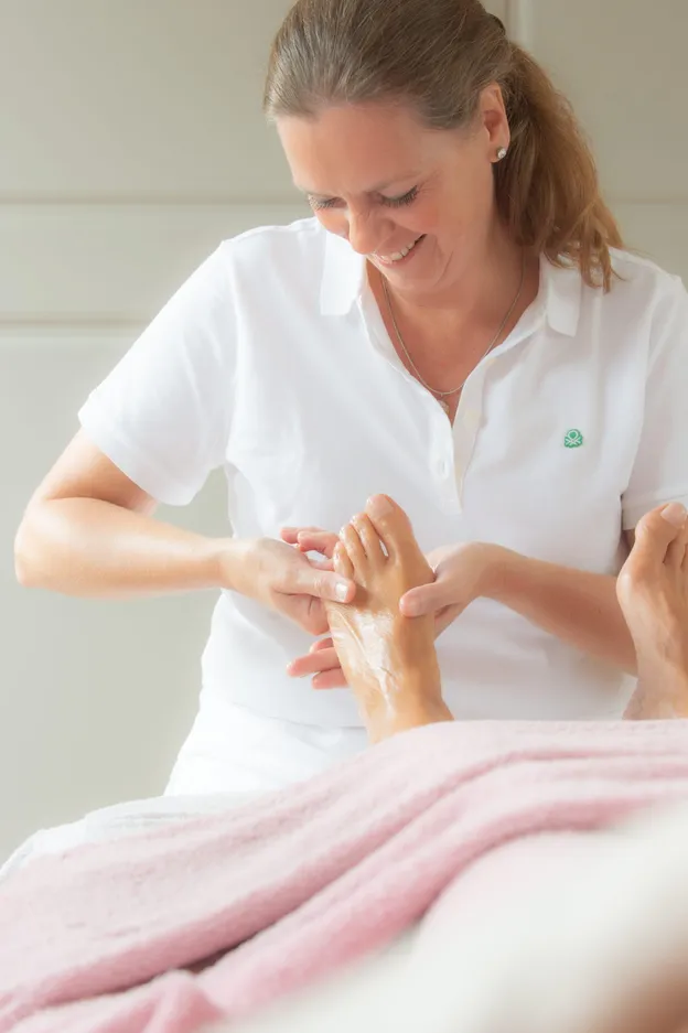 Voetreflexmassage tijdens een Mind-Body-Energy behandeling