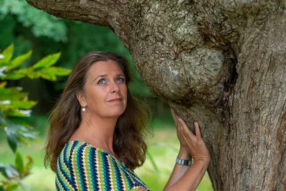 Jozalinda de Schipper buiten bij een boom